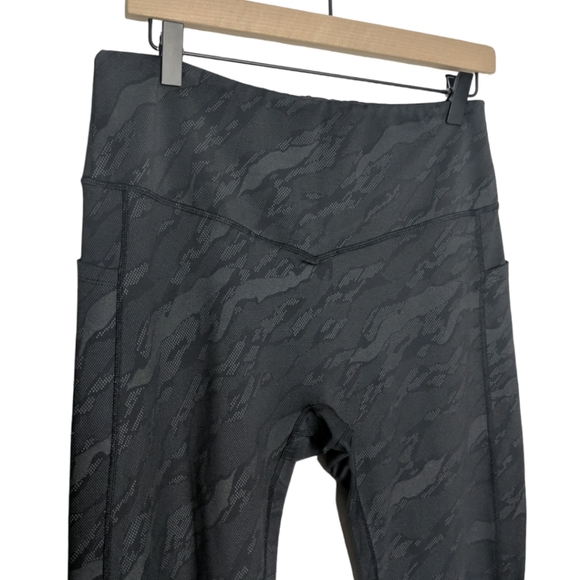 Curves and Combatboots XL Luminous Camo Leggings Black V4 - Picture 11 of 12